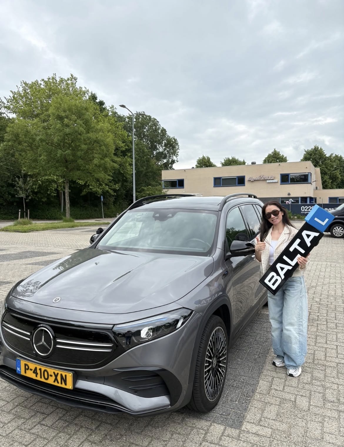 Geslaagde cursist bij de Mercedes-Benz EQB lesauto van Rijschool Balta in Hoorn